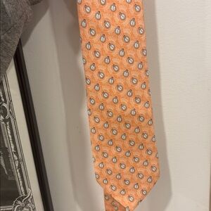 Like new! Men’s Vineyard Vines tie! Clocks pattern!